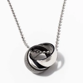 Nyaklánc összefonódó acél karikagyűrűkkel 