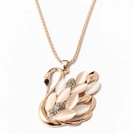 Kövekkel díszített hattyú medál nyakláncon  Kövekkel díszített hattyú medál nyakláncon