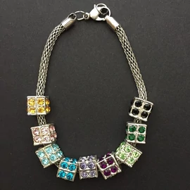 Köves dobókocka charm vegyes színben 