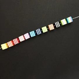 Csíkos dobókocka charm vegyes színben 