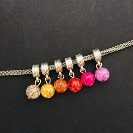 Átlátszó függő charm vegyes színben  Átlátszó függő charm vegyes színben